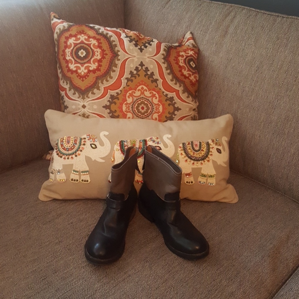 Boots - Picture 2 of 4